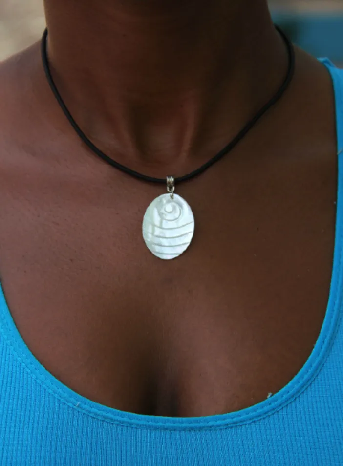 Náhrdelník s perleťovým příveskem    | PachaMama.cz