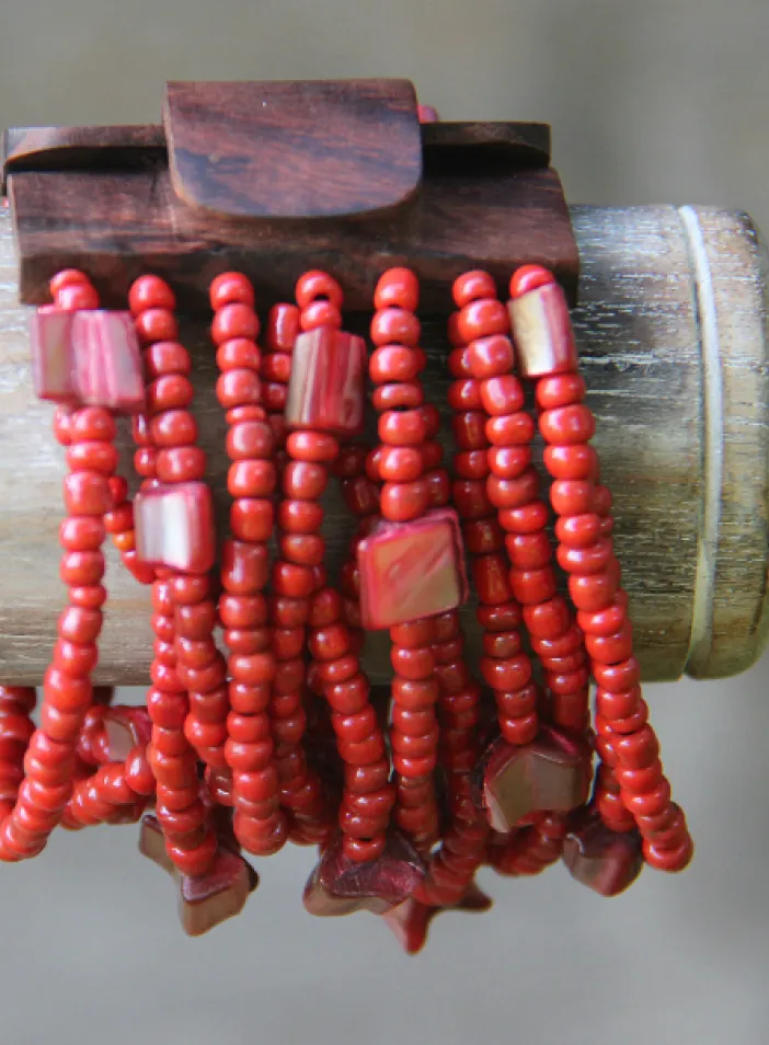 Náramek s dřevěnou přezkou, červený | PachaMama.cz