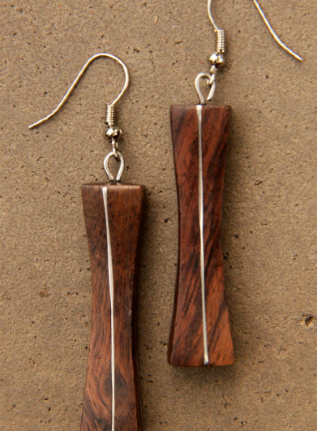 Dřevěné náušnice s kovovou aplikací | PachaMama.cz