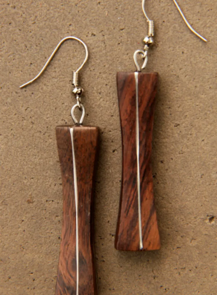 Dřevěné náušnice s kovovou aplikací | PachaMama.cz