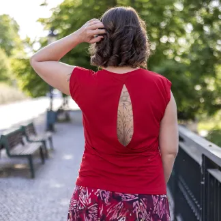 Triko Allure s výstřihem na zádech 