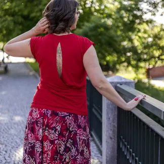 Triko Allure s výstřihem na zádech 