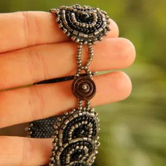 Korálkový náramek, vyšívaný, černý | PachaMama.cz