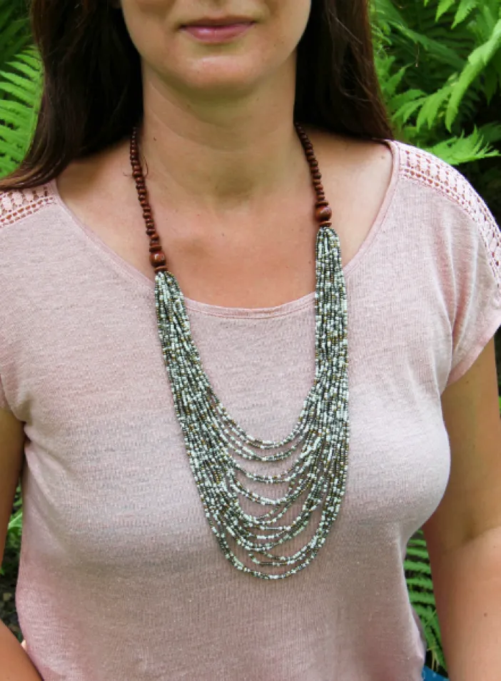 Náhrdelník Kasandra, odlesky bílé, stříbrné a zlaté | PachaMama.cz