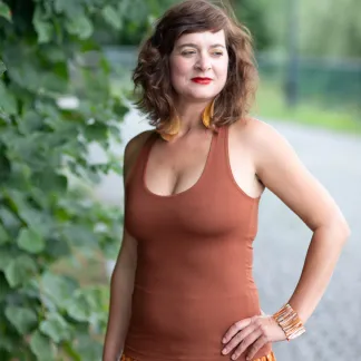 Tílko Lea s všitou braletkou, barva MOCHA | PachaMama.cz