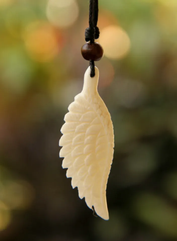 Kostěný přívěsek "Na křídle"  | PachaMama.cz