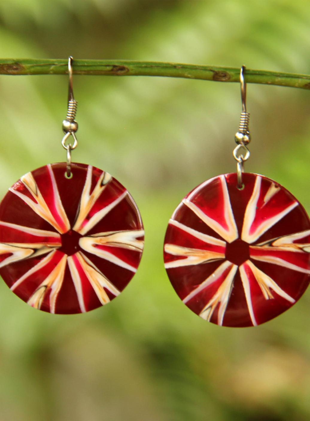 Červené náušnice s mušlovinou | PachaMama.cz