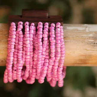 Náramek s dřevěnou přezkou, růžová s perletí | PachaMama.cz