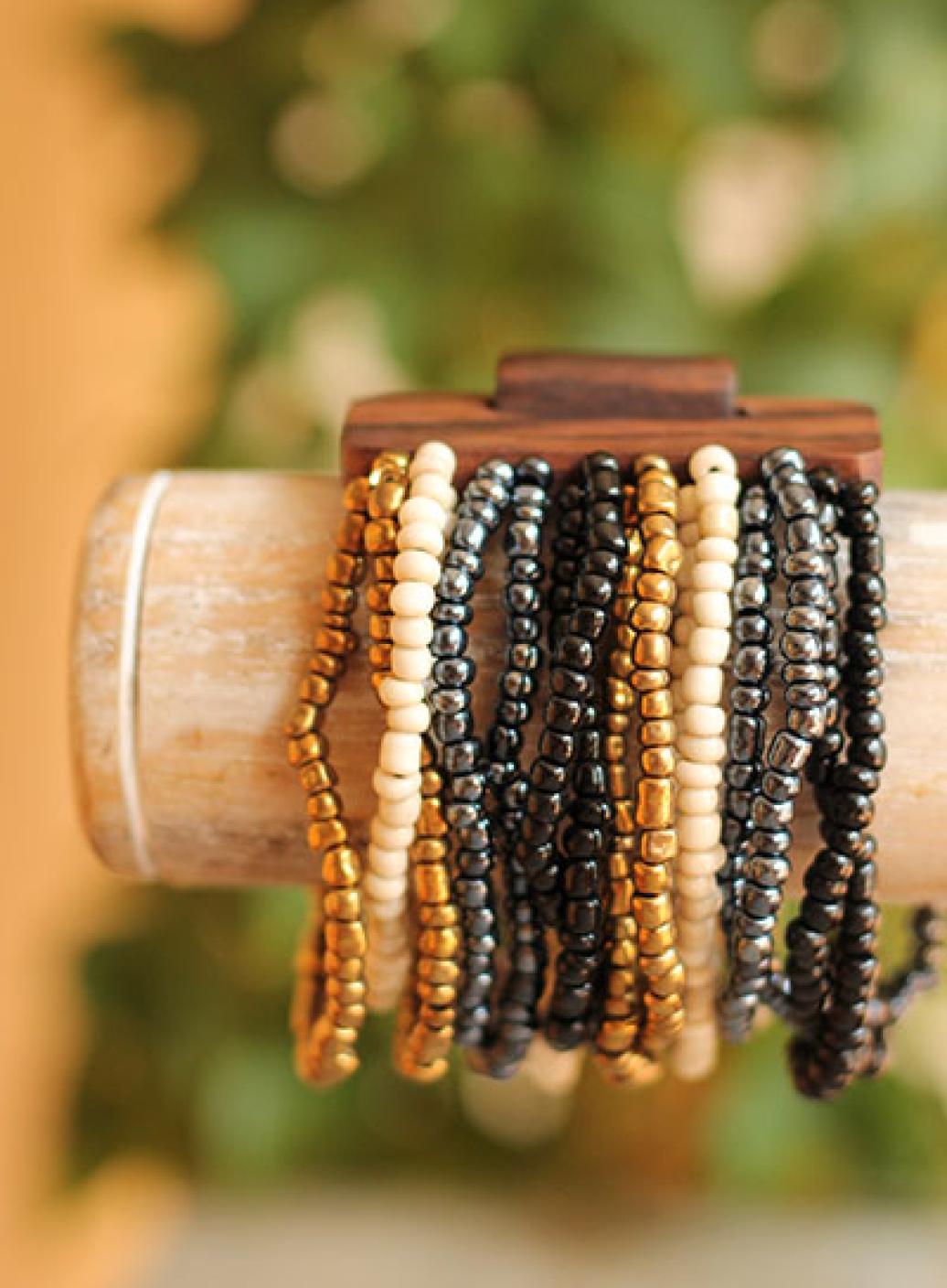 Náramek s dřevěnou přezkou, mix barev | PachaMama.cz