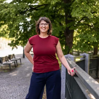 Triko Allure s výstřihem na zádech 