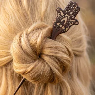 Dřevěná jehlice Hamsa | PachaMama.cz