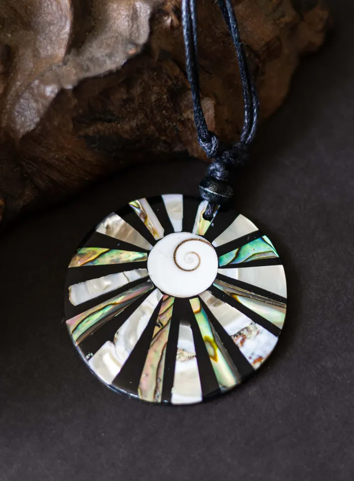 Perleťov&yacute; n&aacute;hrdeln&iacute;k s mu&scaron;le shiva eye | PachaMama.cz
