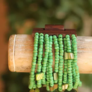 Náramek s dřevěnou přezkou, zelený | PachaMama.cz