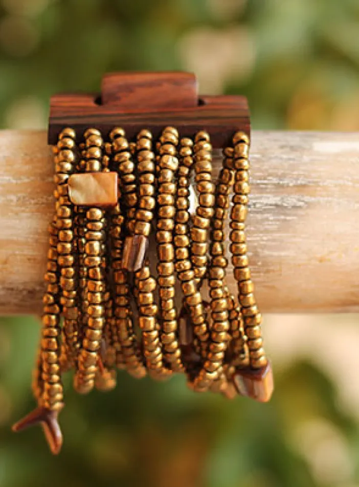 Náramek s dřevěnou přezkou, zlatý | PachaMama.cz