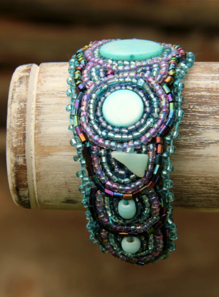 Korálkový náramek, vyšívaný, modrofialkový | PachaMama.cz