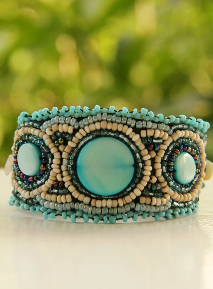 Korálkový náramek, vyšívaný, světle modrý | PachaMama.cz