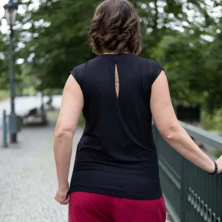 Triko Allure s výstřihem na zádech 