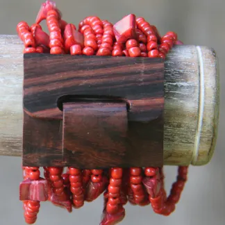 Náramek s dřevěnou přezkou, červený | PachaMama.cz