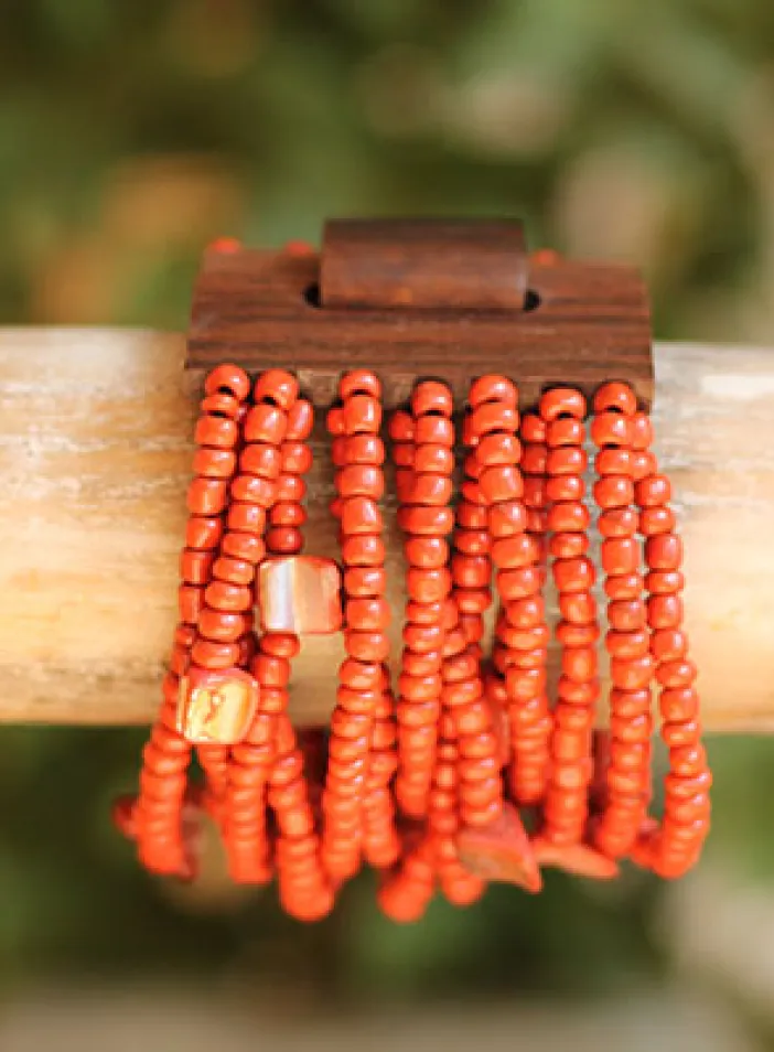 Náramek s dřevěnou přezkou, červený | PachaMama.cz