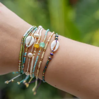 Minimalistický korálkový náramek s mušlí | PachaMama.cz