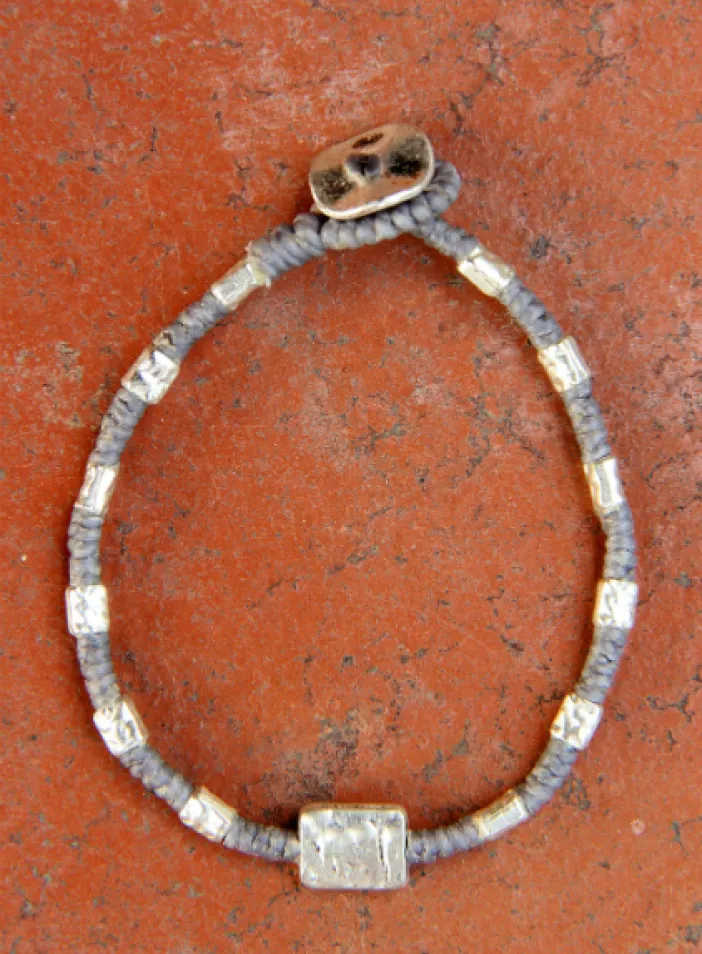 Náramek s kovovými korálky | PachaMama.cz