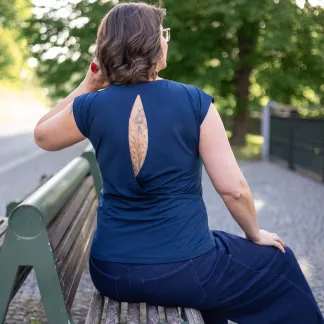 Triko Allure s výstřihem na zádech 