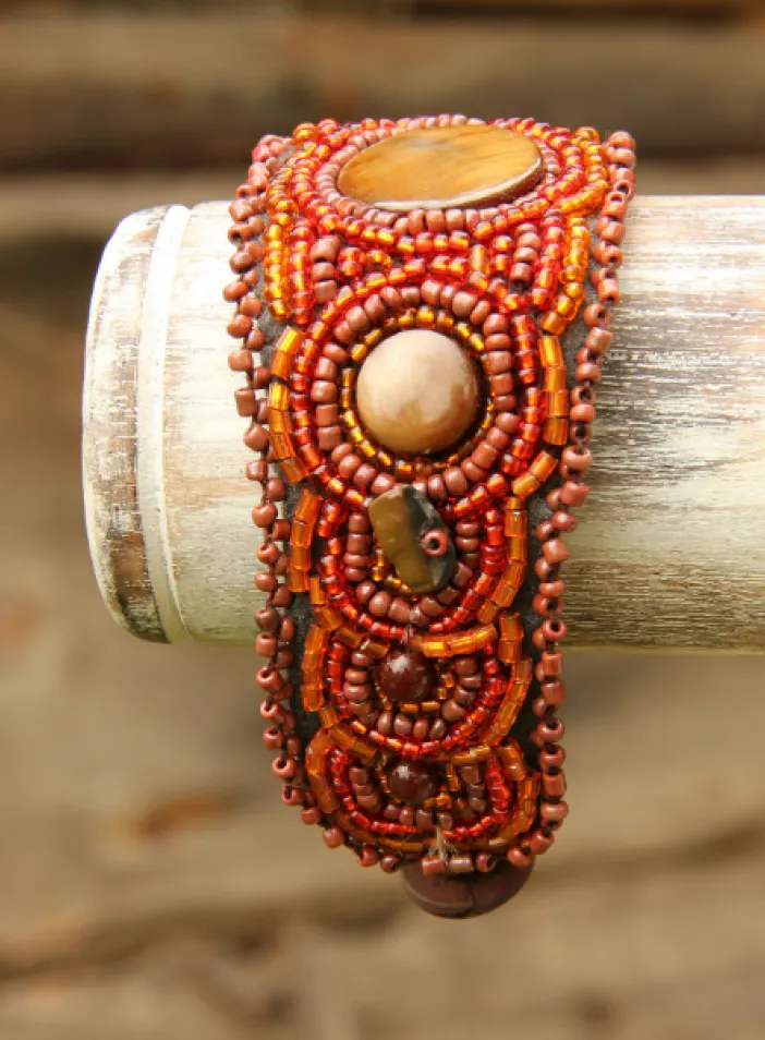 Korálkový náramek, vyšívaný, hnědooranžový | PachaMama.cz