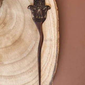 Dřevěná jehlice Hamsa | PachaMama.cz