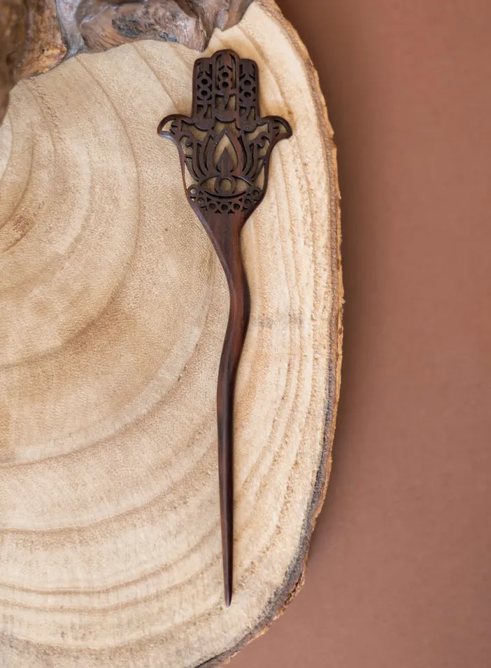 Dřevěn&aacute; jehlice Hamsa | PachaMama.cz