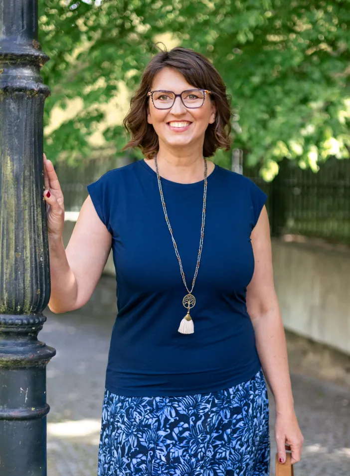 Triko Allure s výstřihem na zádech "Navy" | PachaMama.cz