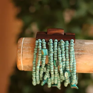 Náramek s dřevěnou přezkou, tyrkysový | PachaMama.cz