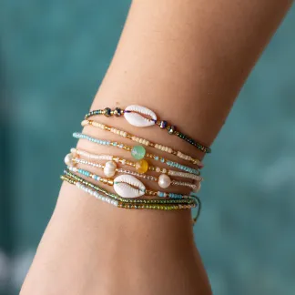 Minimalistický korálkový náramek s mušlí | PachaMama.cz