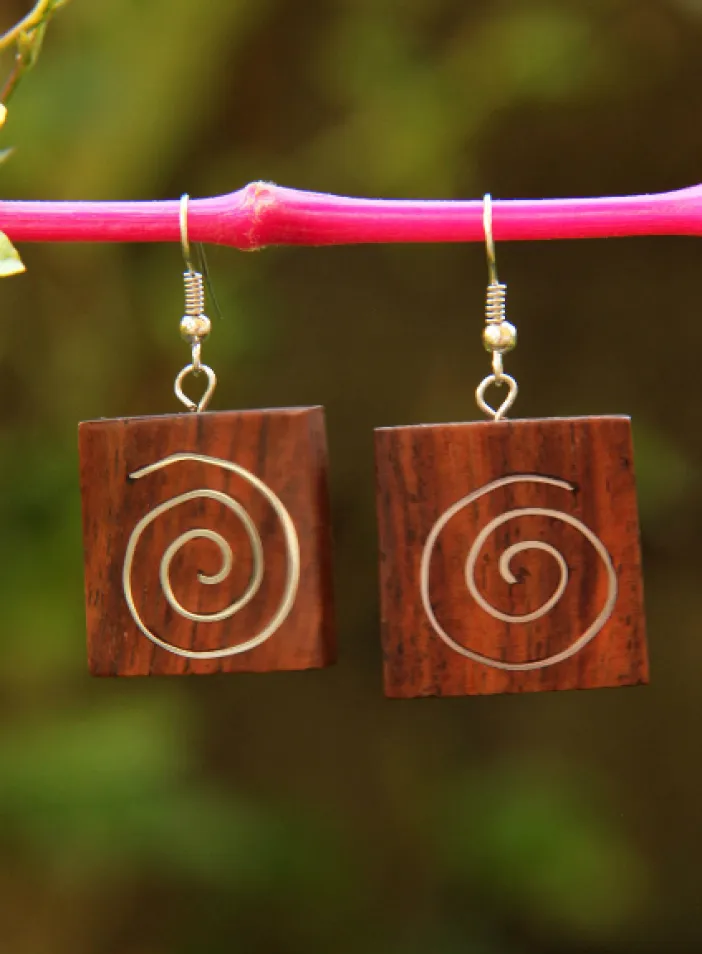Dřevěné náušnice s kovovou aplikací | PachaMama.cz