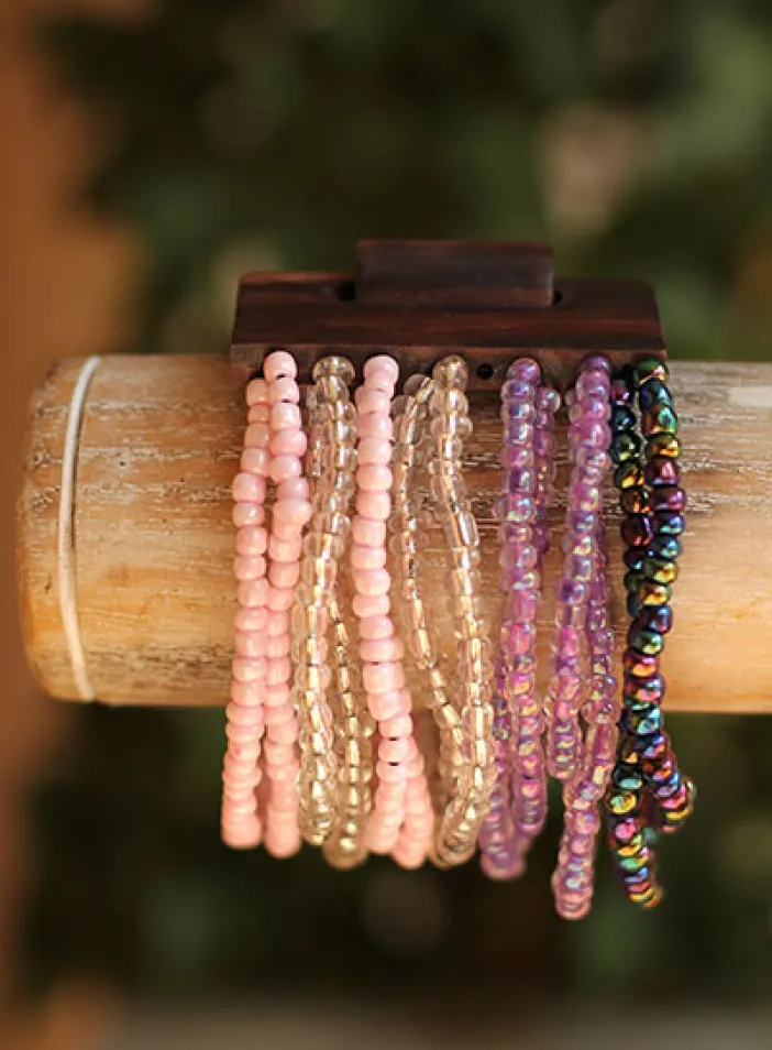 Náramek s dřevěnou přezkou, mix barev | PachaMama.cz