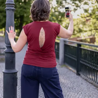 Triko Allure s výstřihem na zádech 