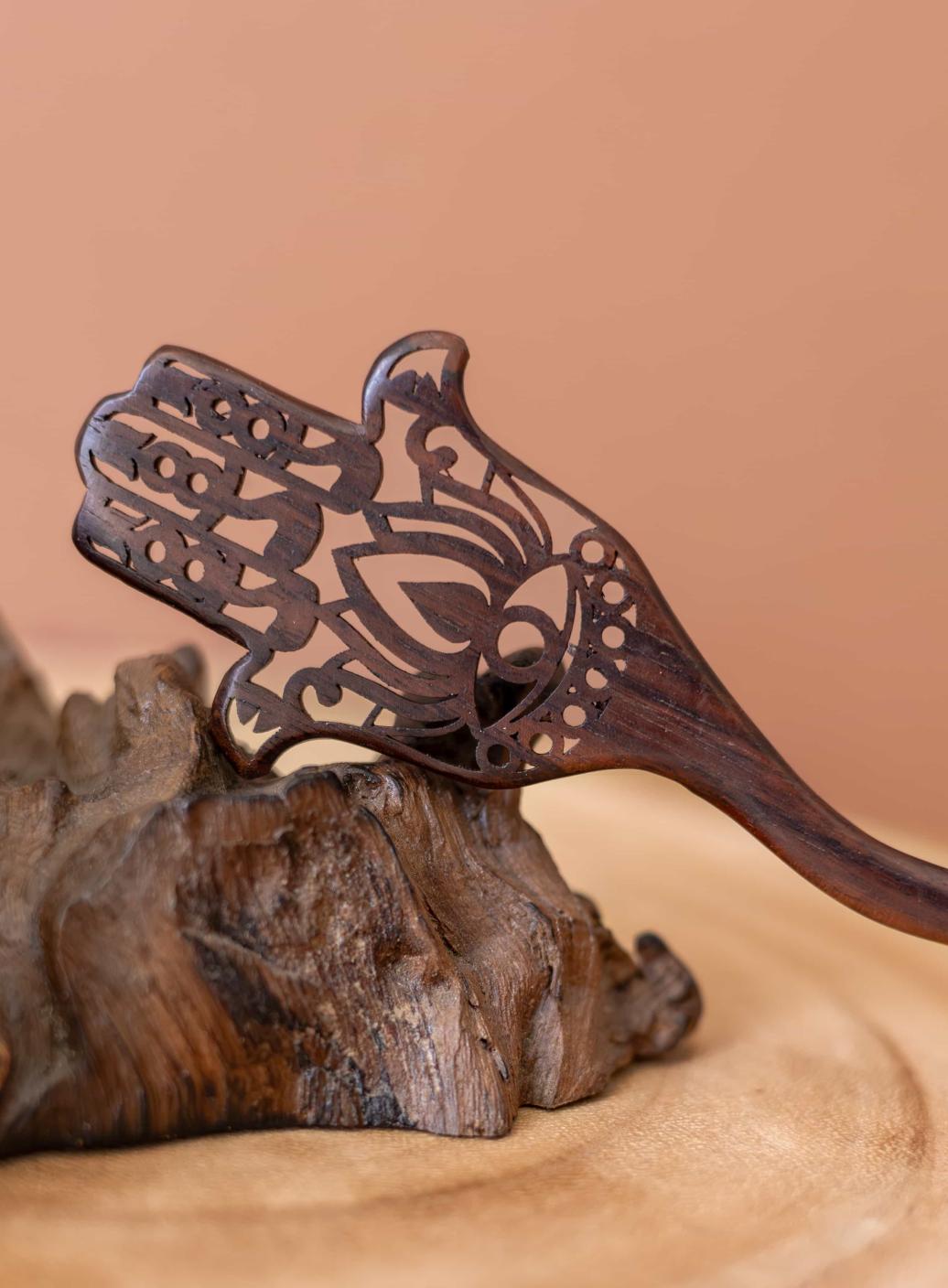 Dřevěná jehlice Hamsa | PachaMama.cz