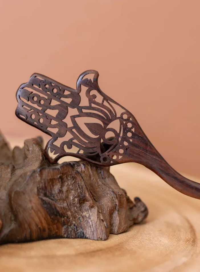 Dřevěn&aacute; jehlice Hamsa | PachaMama.cz