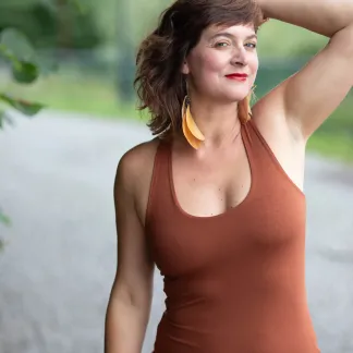 Tílko Lea s všitou braletkou, barva MOCHA | PachaMama.cz