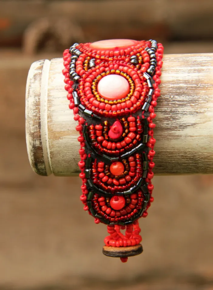 Korálkový náramek, vyšívaný, červený | PachaMama.cz