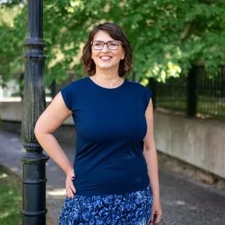 Triko Allure s výstřihem na zádech 