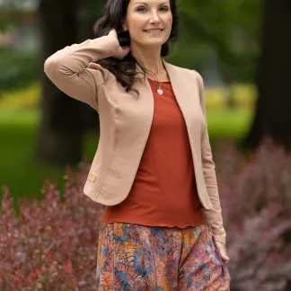 Maya – dámské sako s řaseným rukávem, béžová barva | PachaMama.cz