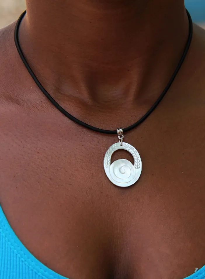 Náhrdelník s perleťovým příveskem  | PachaMama.cz