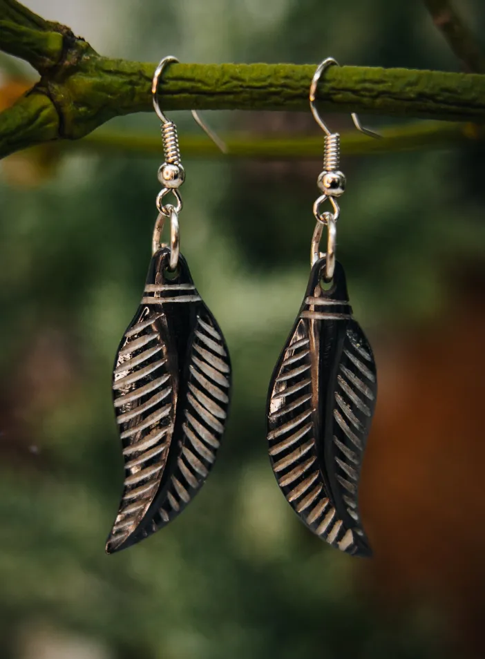 Kostěné náušnice "Black feather" | PachaMama.cz