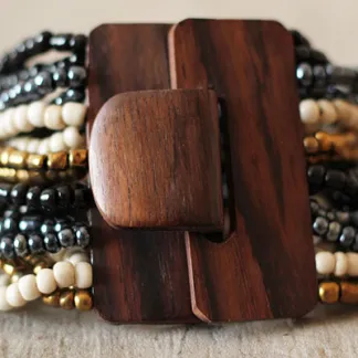 Náramek s dřevěnou přezkou, mix barev | PachaMama.cz