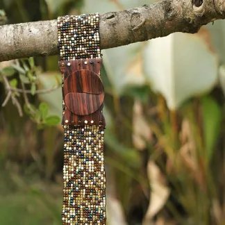 Korálkový opasek s dřevěnou přezkou | PachaMama.cz