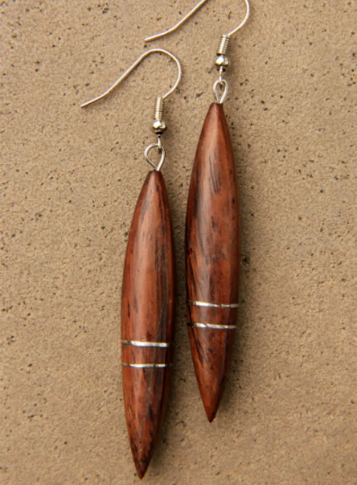 Dřevěné náušnice s kovovou aplikací | PachaMama.cz