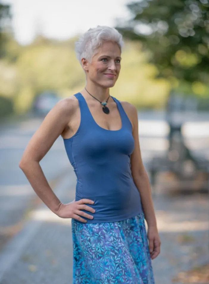 Tílko Lea s všitou braletkou, barva INDIGO | PachaMama.cz