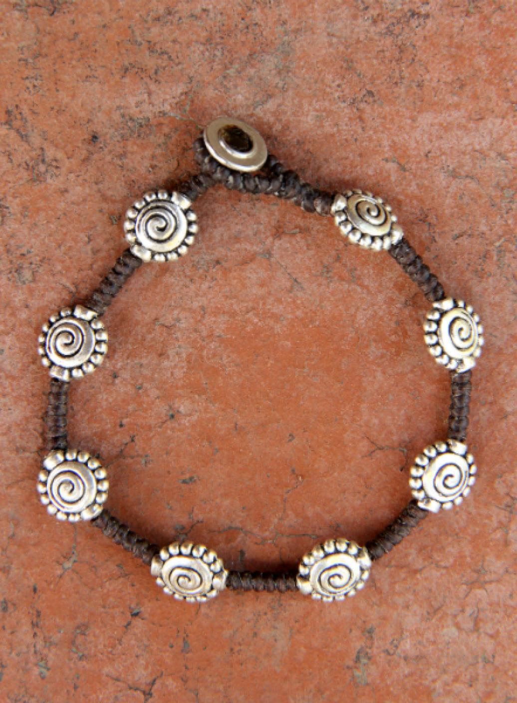 Náramek s kovovými korálky  | PachaMama.cz