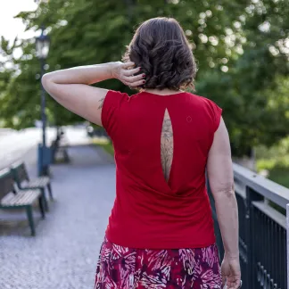 Triko Allure s výstřihem na zádech 