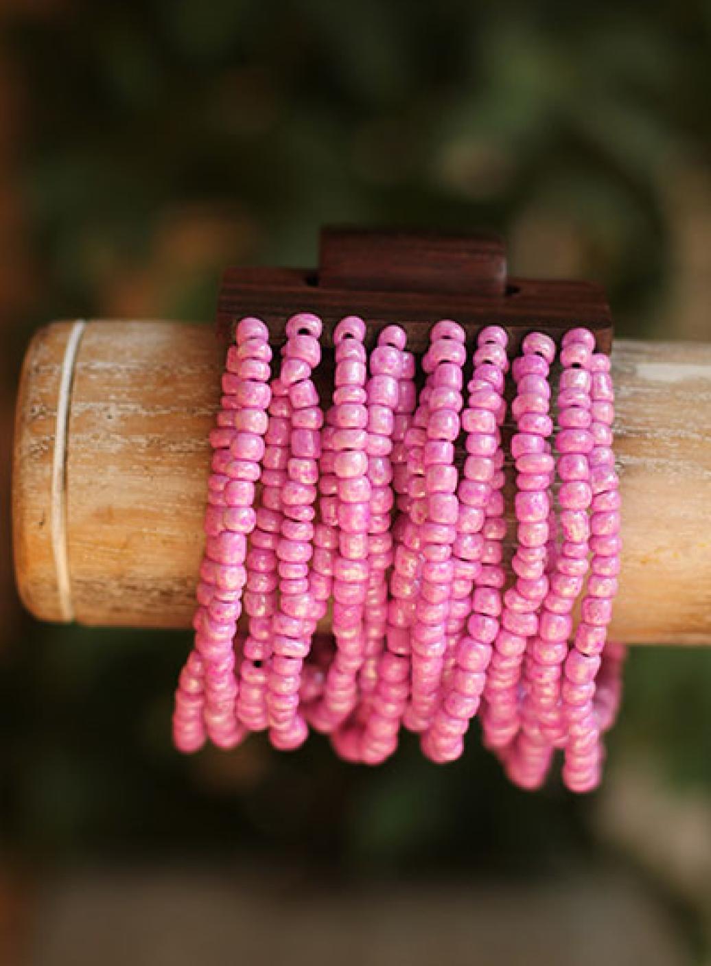 Náramek s dřevěnou přezkou, růžová s perletí | PachaMama.cz